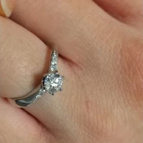 【ラザール ダイヤモンド(LAZARE DIAMOND)の口コミ】 ダイヤモンドの輝きを生かしたデザインであることや、ストレートラインよ…