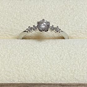 【PORTADA(ポルターダ)の口コミ】 ストレートのデザインでダイヤが大きすぎず、小さなダイヤがいくつかつい…