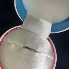 【COCKTAIL(カクテル)の口コミ】 V字で細めのリングとなっており、つけ心地も違和感全くなく華奢に見える指…