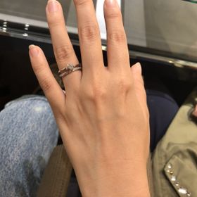 【アイプリモ(I-PRIMO)の口コミ】 シンプルに見えるけれど、ダイヤの両サイドに小さめのダイヤが付いていて…