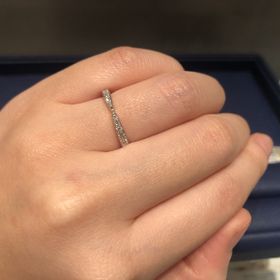 【銀座ダイヤモンドシライシの口コミ】 【指輪のデザイン】ダイヤモンドが細かいので、ハーフエタニティでも派手…