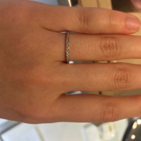 【BRIDGE(ブリッジ)の口コミ】 メレダイヤが多く付いたシンプルなデザインのリングを探していたので、こ…