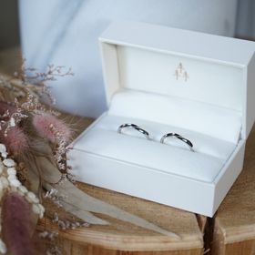 【THREE TREES(スリーツリーズ)の口コミ】 毎日つけるものなのでシンプルなデザインがいいなと思っていました。2人と…