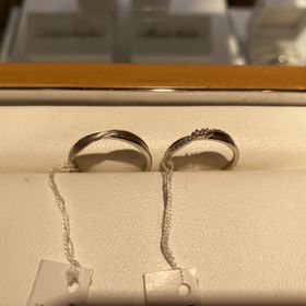 【STAR JEWELRY(スタージュエリー)の口コミ】 流れ星のようなデザインがとてもかわいいリングです。ダイヤがたくさん並…