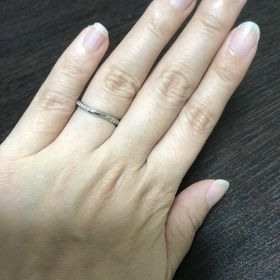 【アイプリモ(I-PRIMO)の口コミ】 真ん中にひねりがあり、その両サイドには小さ目のダイヤが5こずつ付いてい…