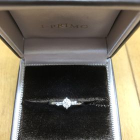 【アイプリモ(I-PRIMO)の口コミ】 ダイヤの両サイドに小さめのダイヤが付いている婚約指輪です。シルバーリ…