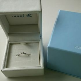 【canal4℃(カナルヨンドシー)の口コミ】 指輪の決め手は、やはりデザインが１番気に入ったからです！ダイヤが流れ…