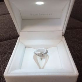 【STAR JEWELRY(スタージュエリー)の口コミ】 指が短く、手も小さいためシンプルな指輪を探していました。
条件としては…