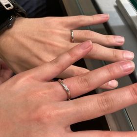 【アイプリモ(I-PRIMO)の口コミ】 どこの位置から見てもキラキラとダイヤが光るのがおすすめです。ペアの指…