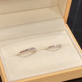 【ケイウノ ブライダル(K.UNO BRIDAL)の口コミ】 2人揃って気に入ったデザインでしたので決めました。
私は指輪がウェーブ…