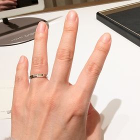 【ラザール ダイヤモンド(LAZARE DIAMOND)の口コミ】 可愛い過ぎず、ちょっとユニセックスなデザインに一目惚れしました。
男性…