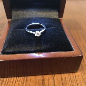 【I's stone(アイズストーン)の口コミ】 プロポーズの際にサプライズで渡すため、彼女の好みそうなシンプルで派手…