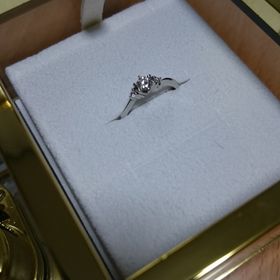 【canal4℃(カナルヨンドシー)の口コミ】 リングは波を打つような柔らかなカーブのあるデザインで、ダイヤモンドは…