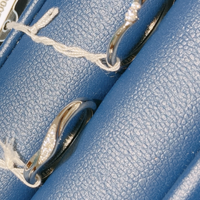 【銀座ダイヤモンドシライシの口コミ】 何種類か着けて見て、1番指が綺麗に見えるものを選びました。
シンプルな…