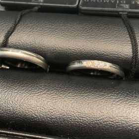 【ラザール ダイヤモンド(LAZARE DIAMOND)の口コミ】 ストレートタイプで女性用には5つのメレダイヤがついています。ダイヤの輝…