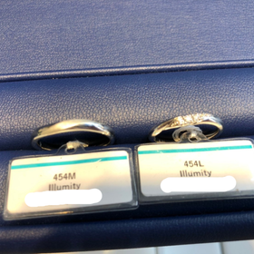 【銀座ダイヤモンドシライシの口コミ】 緩やかなVラインのリングです。メレダイヤを留めている爪は存在感が抑えら…