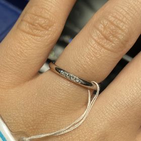 【銀座ダイヤモンドシライシの口コミ】 素材はプラチナです。真ん中にダイヤモンドがいくつか並んでいるものを探…