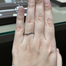 【アイプリモ(I-PRIMO)の口コミ】 細身で柔らかいV字になっているため指輪が綺麗に見えることと、フィット感…