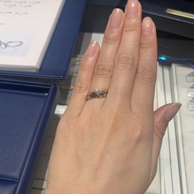 【銀座ダイヤモンドシライシの口コミ】 結婚指輪は控えめでシンプルなデザインのものを探しておりとても自分の指…