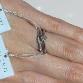 【TRECENTI(トレセンテ)の口コミ】 シンプルなデザインでつけ心地の良いエンゲージリングをまずは選び、その…