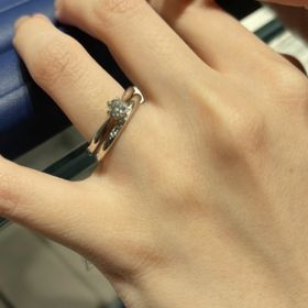 【銀座ダイヤモンドシライシの口コミ】 王道のデザインで、台座も可愛かったので、まず目に入りました。ホワイト…