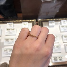 【ケイウノ ブライダル(K.UNO BRIDAL)の口コミ】 主張しすぎる事ないデザインでも細かいミルが入っていて、真ん中にあるダ…