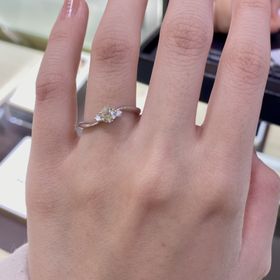 【HOSHI no SUNA 星の砂(ほしのすな)の口コミ】 アリアという名前のエンゲージリングです。ウェーブのリングと、メレダイ…