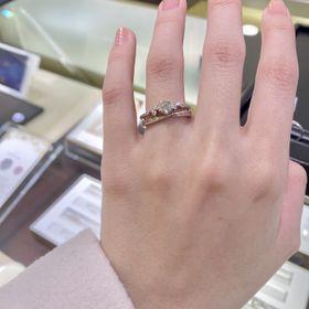 【HOSHI no SUNA 星の砂(ほしのすな)】の口コミ こちらのカペラというエンゲージリングは、メレダイヤの入り方が星座のよう...