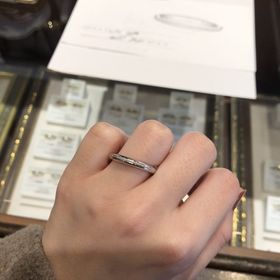 【ケイウノ ブライダル(K.UNO BRIDAL)の口コミ】 プラチナのシンプルなデザインですが、ミルが全面にありそれがポイントに…