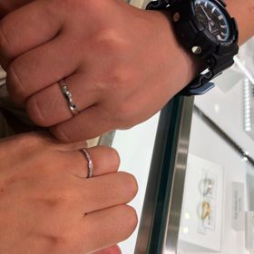 【STAR JEWELRY(スタージュエリー)の口コミ】 クロッシングスターと言うデザインで両方ともに小さなダイヤが背面に埋め…