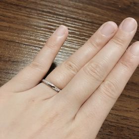 【アイプリモ(I-PRIMO)の口コミ】 婚約指輪もアイプリモさんだったので、婚約指輪を付けた時に両方の指輪の…