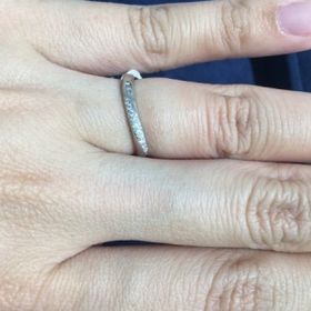 【4℃ BRIDAL(ヨンドシーブライダル)の口コミ】 最初はストレートラインのリングを中心に試していましたが、ウェーブタイ…