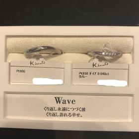 【ケイウノ ブライダル(K.UNO BRIDAL)の口コミ】 波をモチーフにしたリングです。女性用にはメレダイヤが5つついています。…