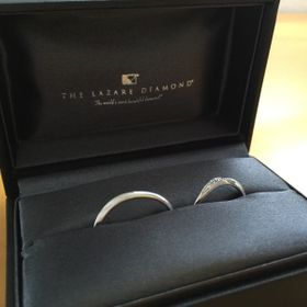 【ラザール ダイヤモンド(LAZARE DIAMOND)の口コミ】 シンプルでも少し特徴のあるデザインを探していて、この指輪はエッジの効…