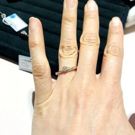 【TRECENTI(トレセンテ)の口コミ】 婚約指輪は、デザイン的には比較的シンプルなものが多いものの、随所に工…