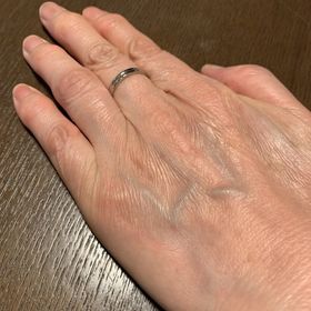 【Ptau(ピトー)の口コミ】 ダイヤが指輪全体に散りばめられたデザインと、指輪の内側に自分と夫の誕…