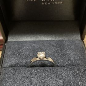 【ラザール ダイヤモンド(LAZARE DIAMOND)の口コミ】 デザインがとても気に入りました。
せっかく彼から貰うものなので、いつも…