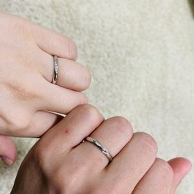 【ROYAL ASSCHER(ロイヤル・アッシャー)の口コミ】 華奢でシンプルなデザインを探していました。 その中でもロイヤルアッシャ…