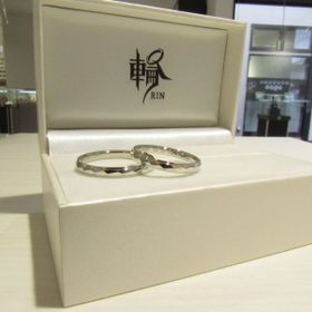 【輪-RIN-の口コミ】 旦那の仕事柄細かい傷が目立ちにくいデザインを見つけていました。この指…