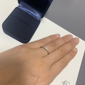 【4℃ BRIDAL(ヨンドシーブライダル)の口コミ】 真ん中のメインダイヤモンドの横に2石小さいダイヤモンドがついたもので、…