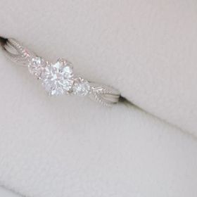 【アンジェリックフォセッテ(Angelique Fossette)の口コミ】 王道クラシカルでアンティークな雰囲気が好きで、ミル打ちのデザインのも…