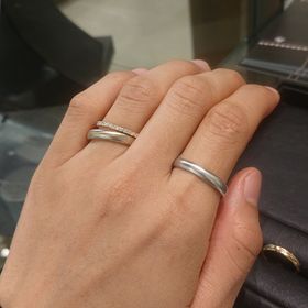 【KAORUの口コミ】 太めの結婚指輪と細めのエタニティを重ね付けで試着させてもらいました。
…