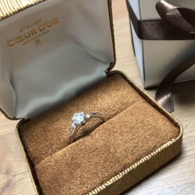 【COEUR D'OR(クゥドール)の口コミ】 ダイヤモンドの両サイドに着いているピンクダイヤが決め手でした。雑誌や…