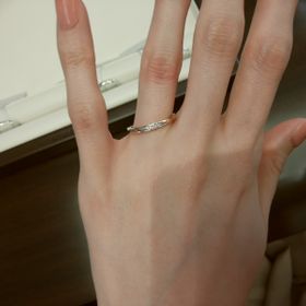 【俄(にわか)の口コミ】 ･細いもの
･ストレートではないけれどもウェーブすぎないこと
･メレが3個…