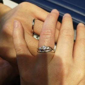 【銀座ダイヤモンドシライシの口コミ】 彼から頂いた婚約指輪と重ね付けができるように同じブランドで選びました…