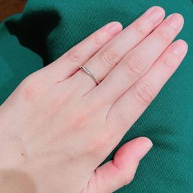 【銀座ダイヤモンドシライシの口コミ】 指輪のコンセプトと見た目。
全てが好きでした。
指が細いので太めの指輪…
