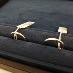 【4℃ BRIDAL(ヨンドシーブライダル)の口コミ】 夫妻共に結婚指輪は日常的に着用しようと考えていたため、とにかくシンプ…