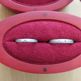 【ひなの口コミ】 私たちは夫婦で好みが違うのですが、指輪の太さや、和をイメージしている…