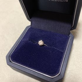 【銀座ダイヤモンドシライシの口コミ】 デザインが可愛かったから。
丸みのある指なので、華奢なデザインの方が指…