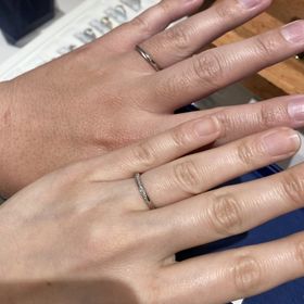 【銀座ダイヤモンドシライシの口コミ】 少し幅細のデザインで、左上から右下にかけて、プラチナを巻く様に長く細…